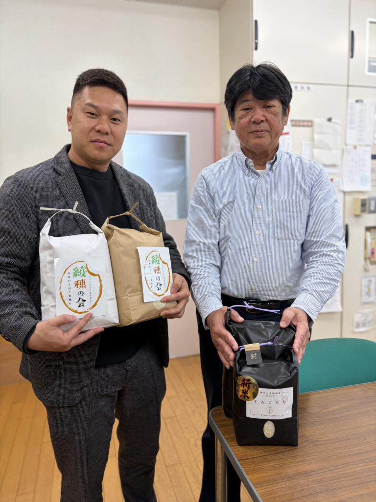 さくらチャイルドセンターの園長先生へお米を寄付しているところ