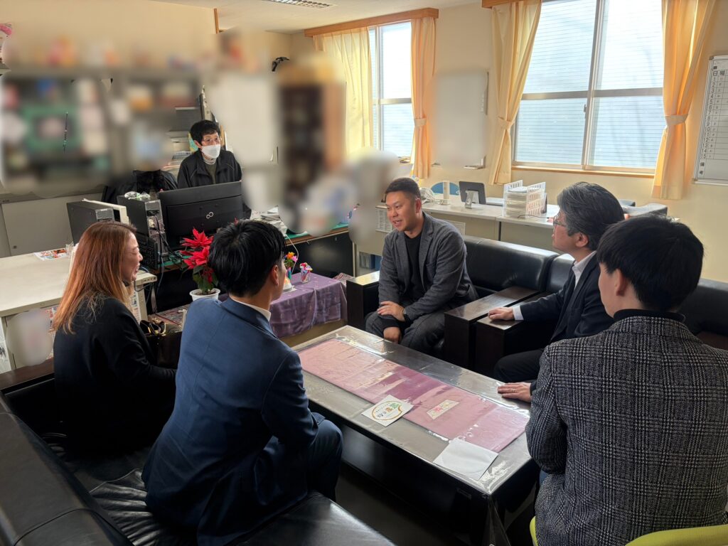 おとぎ保育園へお米を寄付した時にみんなで談笑しているところ