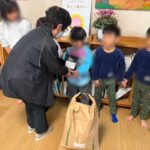 おとぎ保育園の子どもたちにお米を寄付しているところ
