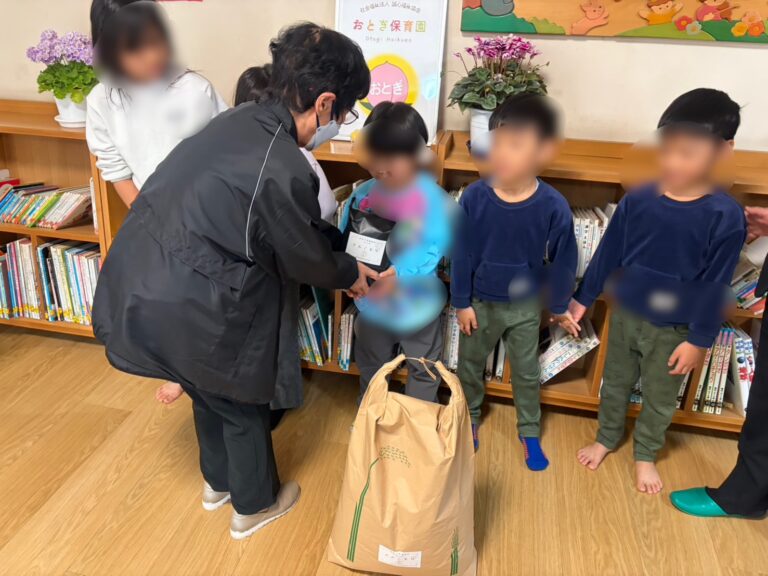 おとぎ保育園の子どもたちにお米を寄付しているところ